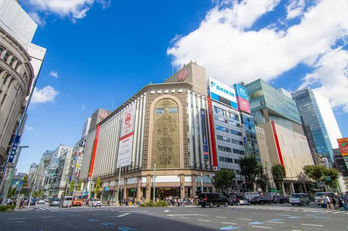 日本橋三越の開店前清掃 主婦の方活躍中